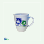 Das Bild zeigt einen weißen Henkelbecher mit dem Hände für Kinder Logo.