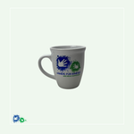 Das Bild zeigt einen weißen Henkelbecher mit dem Hände für Kinder Logo.