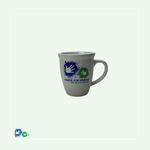 Das Bild zeigt einen weißen Henkelbecher mit dem Hände für Kinder Logo.