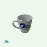 Das Bild zeigt einen weißen Henkelbecher mit dem Hände für Kinder Logo.