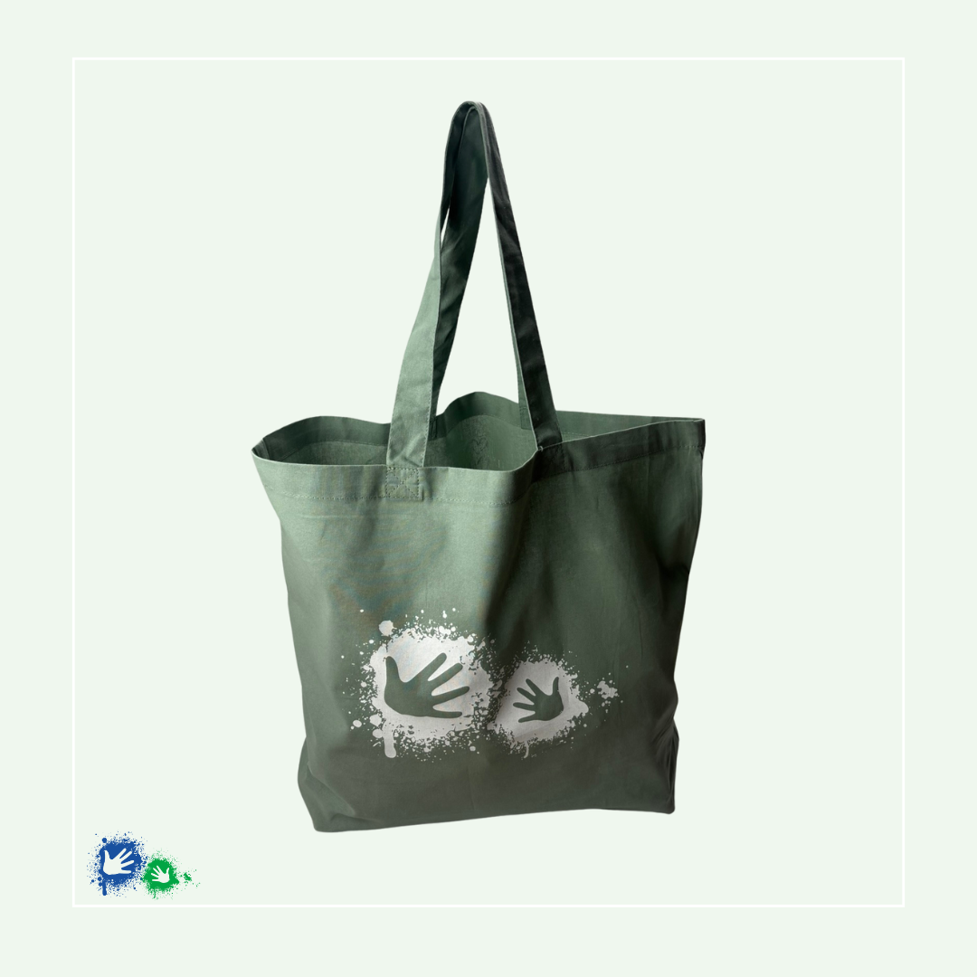 Einkaufstasche in der Farbe "Dusty Green" (grün) von vorne mit dem weißen Hände-Logo.