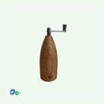 Eine Muskatmühle aus mittelbraunem Holz mit einer Kurbel oben. Unten ist ein Hände-Logo eingebrannt.