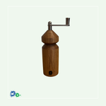 Eine Muskatmühle aus mittelbraunem Holz mit einer Kurbel oben. Unten ist ein Hände-Logo eingebrannt.