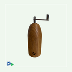 Eine Muskatmühle aus mittelbraunem Holz mit einer Kurbel oben. Unten ist ein Hände-Logo eingebrannt.