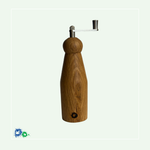 Eine Muskatmühle aus mittelbraunem Holz mit einer Kurbel oben. Unten ist ein Hände-Logo eingebrannt.