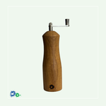 Eine Muskatmühle aus mittelbraunem Holz mit einer Kurbel oben. Unten ist ein Hände-Logo eingebrannt.