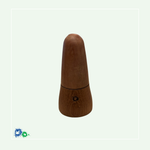 Eine Salz-/Pfeffermühle aus dunklem Holz zum Drehen. Im unteren Teil ist ein Hände-Logo eingebrannt.