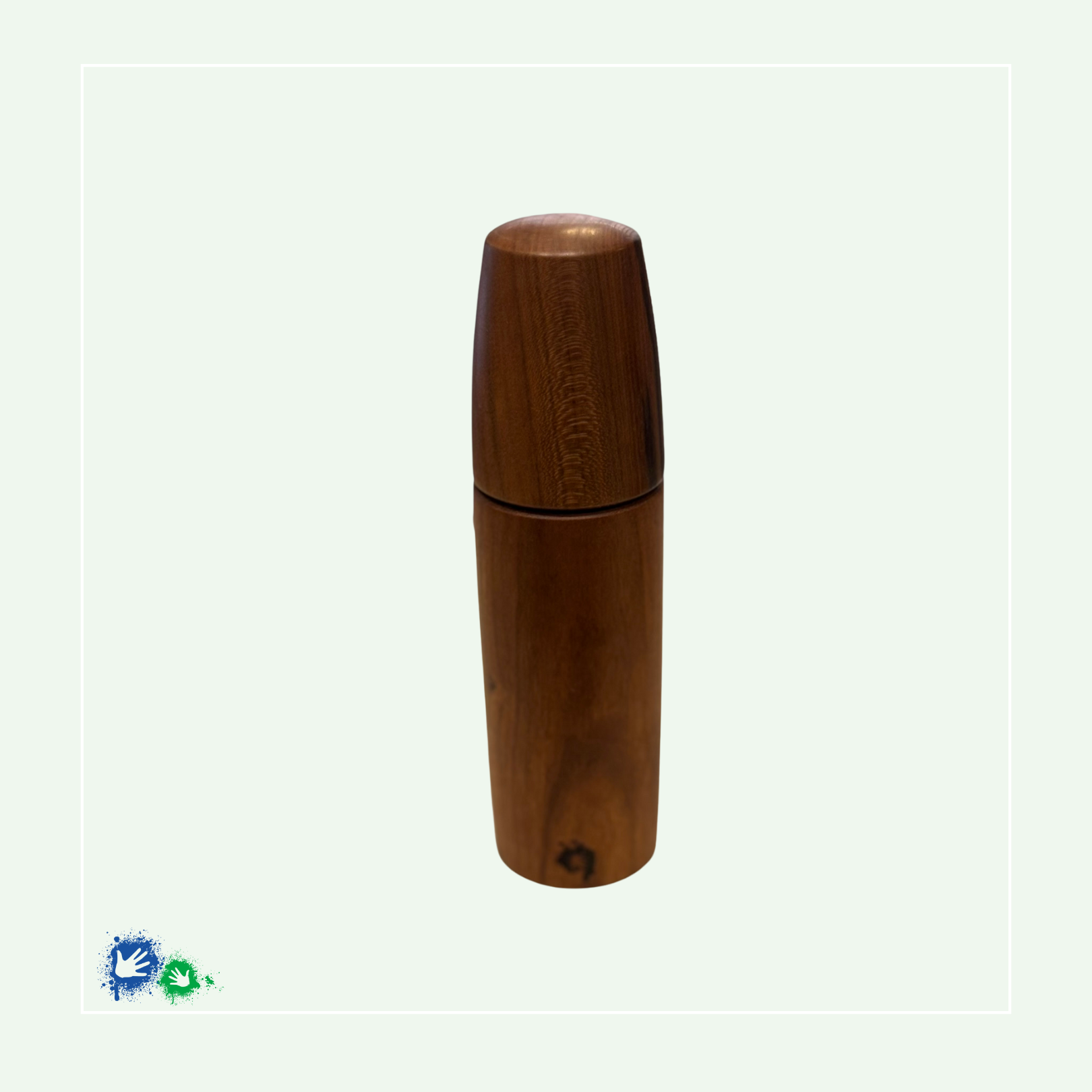 Eine Salz-/Pfeffermühle aus dunklem Holz zum Drehen. Im unteren Teil ist ein Hände-Logo eingebrannt.