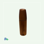Eine Salz-/Pfeffermühle aus dunklem Holz zum Drehen. Im unteren Teil ist ein Hände-Logo eingebrannt.