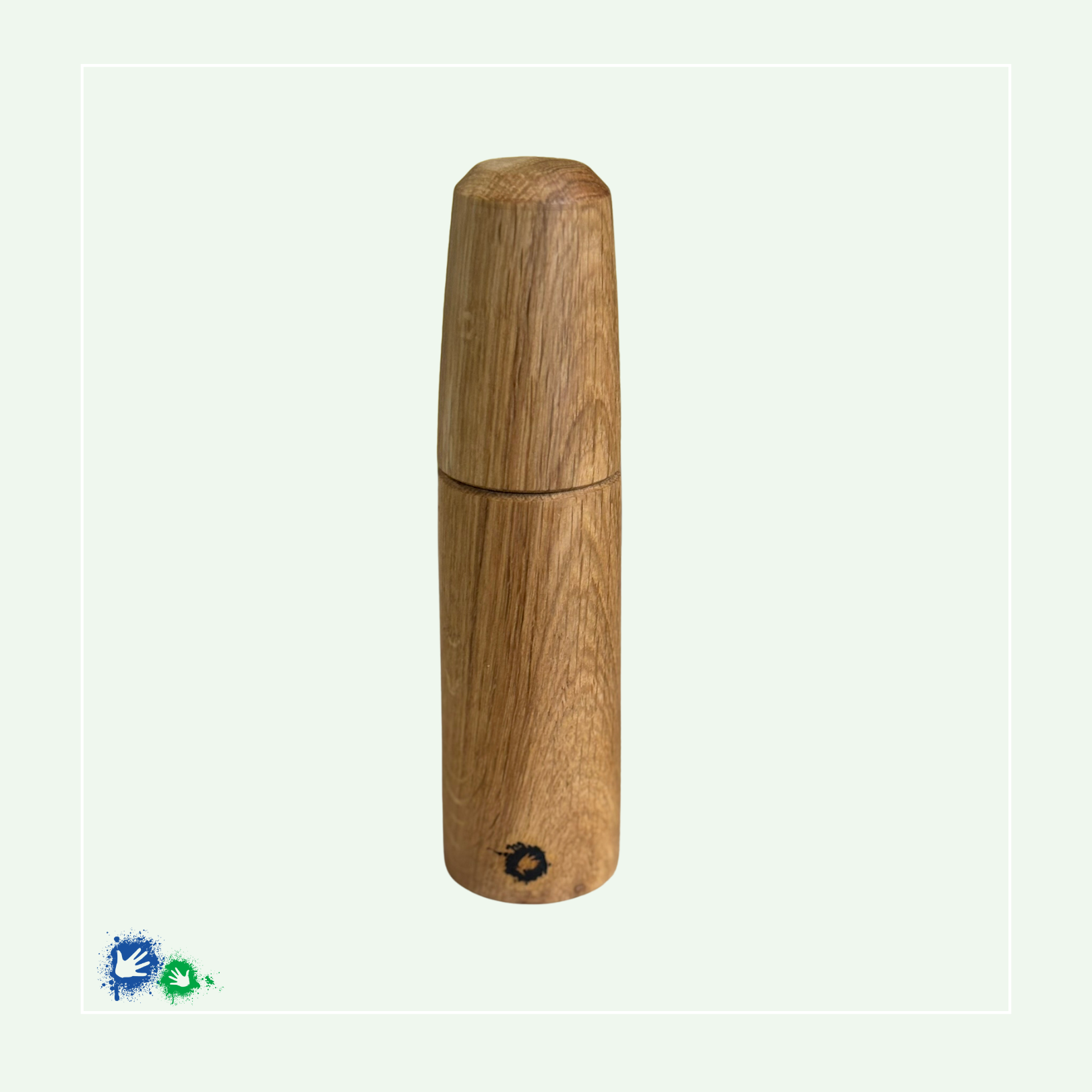 Eine Salz-/Pfeffermühle aus mittelbraunem Holz zum Drehen. Im unteren Teil ist ein Hände-Logo eingebrannt.
