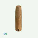 Eine Salz-/Pfeffermühle aus mittelbraunem Holz zum Drehen. Im unteren Teil ist ein Hände-Logo eingebrannt.