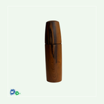 Eine Salz-/Pfeffermühle aus dunklem Holz zum Drehen. Im unteren Teil ist ein Hände-Logo eingebrannt.