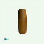 Eine Salz-/Pfeffermühle aus mittelbraunem Holz zum Drehen. 