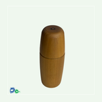 Eine Salz-/Pfeffermühle aus mittelbraunem Holz zum Drehen. Oben auf dem Drehteil ist ein Hände-Logo eingebrannt.