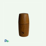 Eine Salz-/Pfeffermühle aus dunklem Holz zum Drehen. Im unteren Teil ist ein Hände-Logo eingebrannt.
