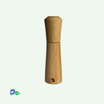 Eine Salz-/Pfeffermühle aus hellem Holz zum Drehen. Im unteren Teil ist ein Hände-Logo eingebrannt.