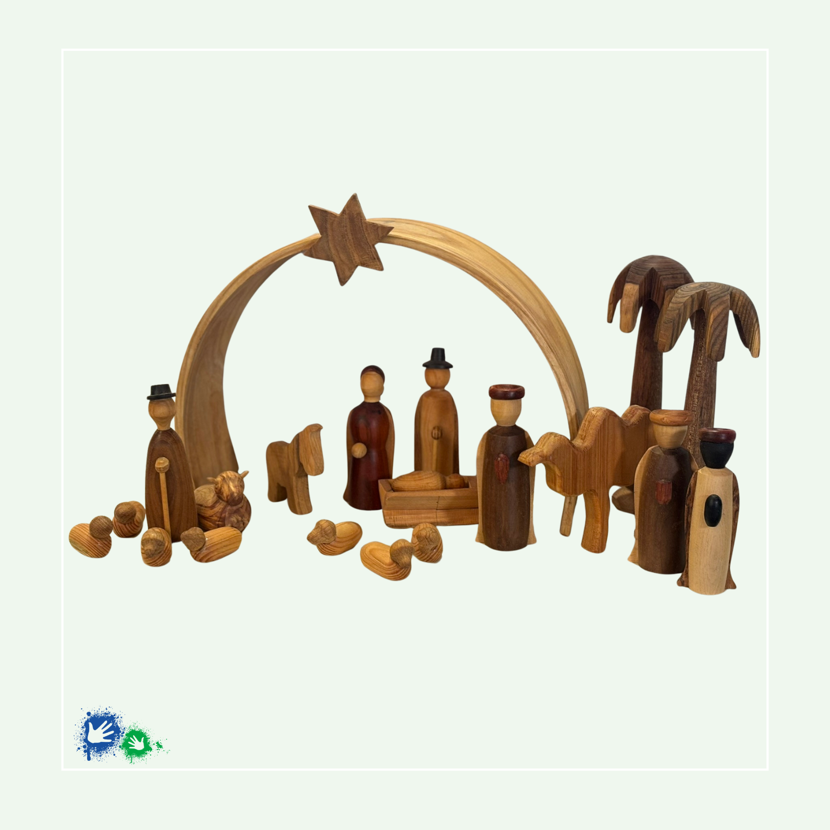 Weihnachtskrippe aus unterschiedlichen Holzarten. Unter einem Bogen mit einem Stern stehen Maria und Josef mit dem Jesus-Kind in der Krippe. Ochse und Esel stehen daneben. Der Hirte bewacht mehrere Schafe. Die heiligen drei Könige stehen zusammen mit einem Kamel neben der Krippe. Dahinter sind zwei Palmen zu sehen.