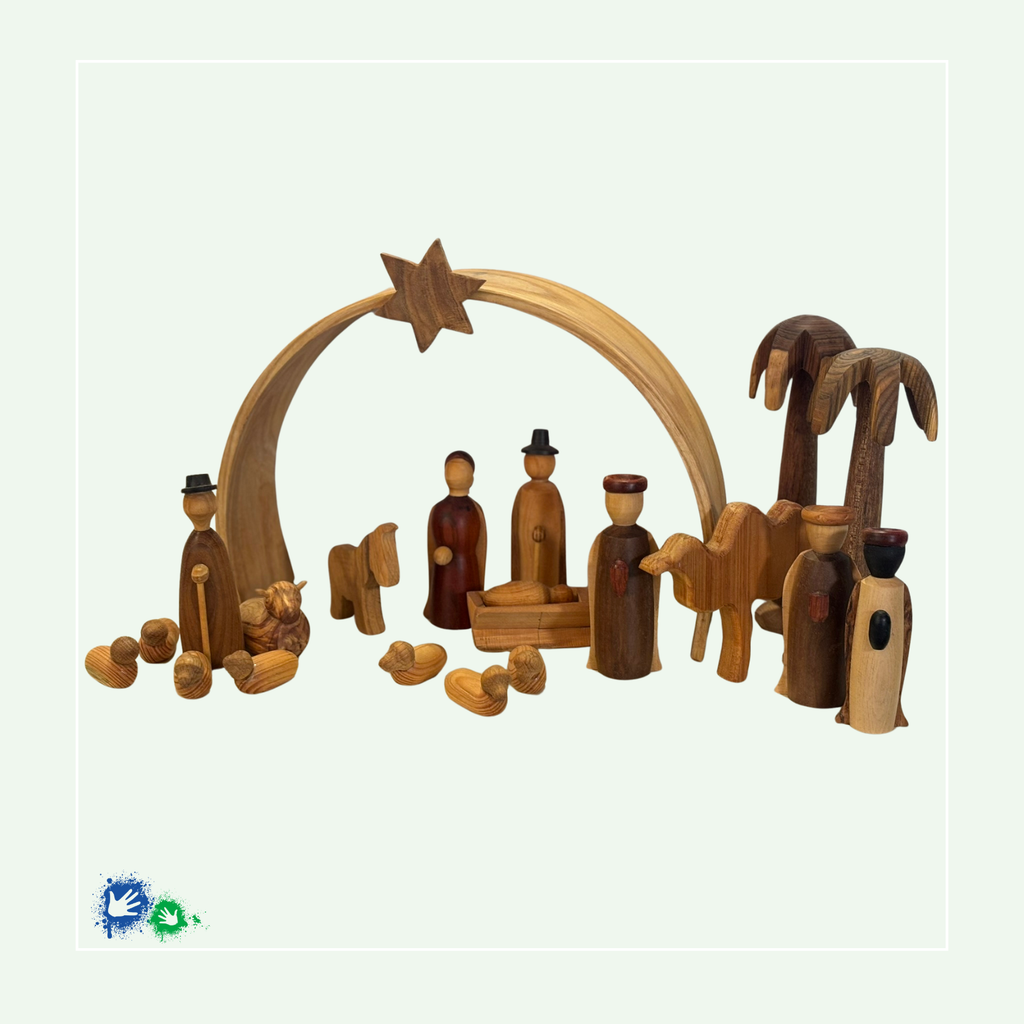 Weihnachtskrippe aus unterschiedlichen Holzarten. Unter einem Bogen mit einem Stern stehen Maria und Josef mit dem Jesus-Kind in der Krippe. Ochse und Esel stehen daneben. Der Hirte bewacht mehrere Schafe. Die heiligen drei Könige stehen zusammen mit einem Kamel neben der Krippe. Dahinter sind zwei Palmen zu sehen.