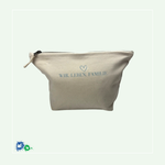 Kosmetiktäschchen in Farbe natur mit Reisverschluss. Zentriert oben auf der Rückseite ein hellblauer Schriftzug: WIR. LEBEN. FAMILIE., darüber ein Herz.