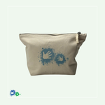 Kosmetiktäschchen in Farbe natur mit Reisverschluss. Zentriert auf der Vorderseite ein hellblaues Hände-Logo.