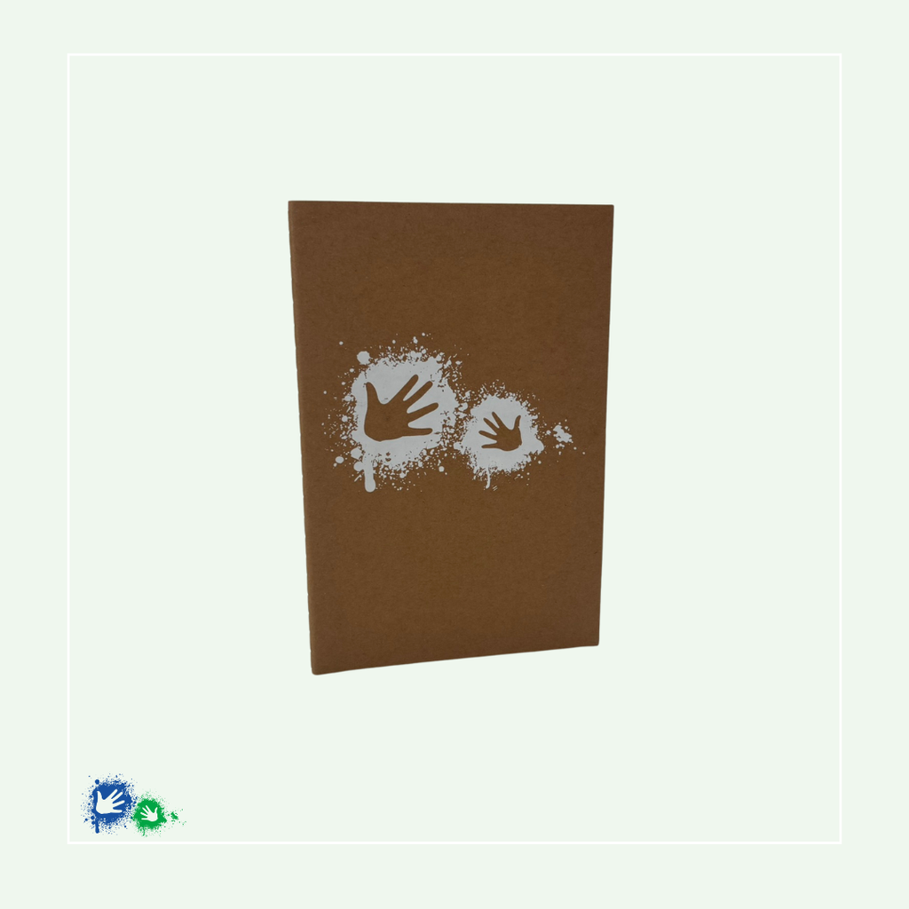 Notizbuch-Cover in braun mit weißem Hände-Logo zentriert.