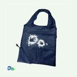 Liegende Nylon-Einkaufstasche in der Farbe "navy" (blau) von vorne mit dem weißen Hände-Logo.