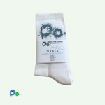 Zusammengefaltete weiße Socken mit hellblauem Hände-Logo. Darum eine Papier-Banderole mit dem Aufdruck: Hände für Kinder Logo, handbedruckte Socken aus dem Neuen Kupferhof, Größe: EUR 35-38, UK 2,5-5 US 4,5-7