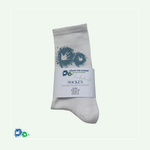 Zusammengefaltete weiße Socken mit hellblauem Hände-Logo. Darum eine Papier-Banderole mit dem Aufdruck: Hände für Kinder Logo, handbedruckte Socken aus dem Neuen Kupferhof, Größe: EUR 43-46, UK 8,5-11, US 9,5-12