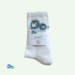 Zusammengefaltete weiße Socken mit hellblauem Hände-Logo. Darum eine Papier-Banderole mit dem Aufdruck: Hände für Kinder Logo, handbedruckte Socken aus dem Neuen Kupferhof, Größe: EUR 43-46, UK 8,5-11, US 9,5-12