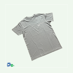 Die Vorderseite des T-Shirts in der Farbe dusty-green (grün). Auf der linken Brust ist ein weißer Aufdruck mit Handabdrücken und dem Schriftzug „HÄNDE FÜR KINDER - DER NEUE KUPFERHOF“ positioniert.