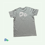 Die Rückseite des T-Shirts in der Farbe dusty-green (grün). In der oberen Mitte ist ein weißer Aufdruck mit Handabdrücken in Farbkleksen positioniert.