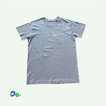 Die Vorderseite des T-Shirts in der Farbe dusty-blue (blau). Auf der linken Brust ist ein weißer Aufdruck mit Handabdrücken und dem Schriftzug „HÄNDE FÜR KINDER - DER NEUE KUPFERHOF“ positioniert.
