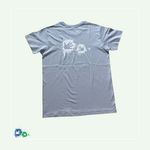 Die Rückseite des T-Shirts in der Farbe dusty-blue (blau). In der oberen Mitte ist ein weißer Aufdruck mit Handabdrücken in Farbkleksen positioniert.