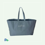 XXL-Canvastasche in der Farbe "Dusty Blue" (blau) von hinten mit dem weißen Schriftzug: WIR. LEBEN. FAMILIE., darüber ein Herz.