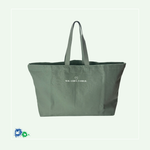 XXL-Canvastasche in der Farbe "Dusty Green" (grün) von hinten mit dem weißen Schriftzug: WIR. LEBEN. FAMILIE., darüber ein Herz.