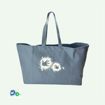 XXL-Canvastasche in der Farbe "Dusty blue" (blau) von vorne mit dem weißen Hände-Logo.